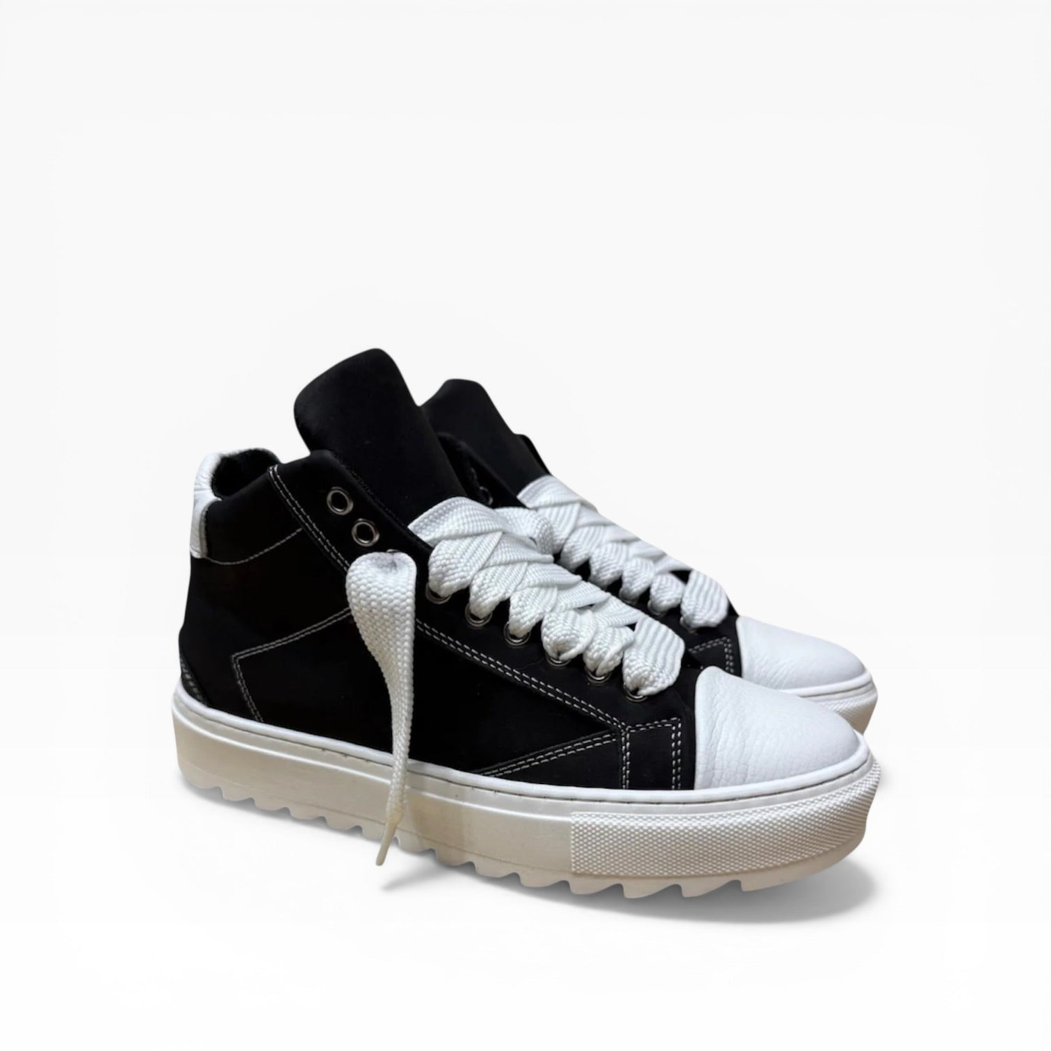 Sneakers Top MidCut in Nabuk Bianco e Nero Immagine secondaria del prodotto