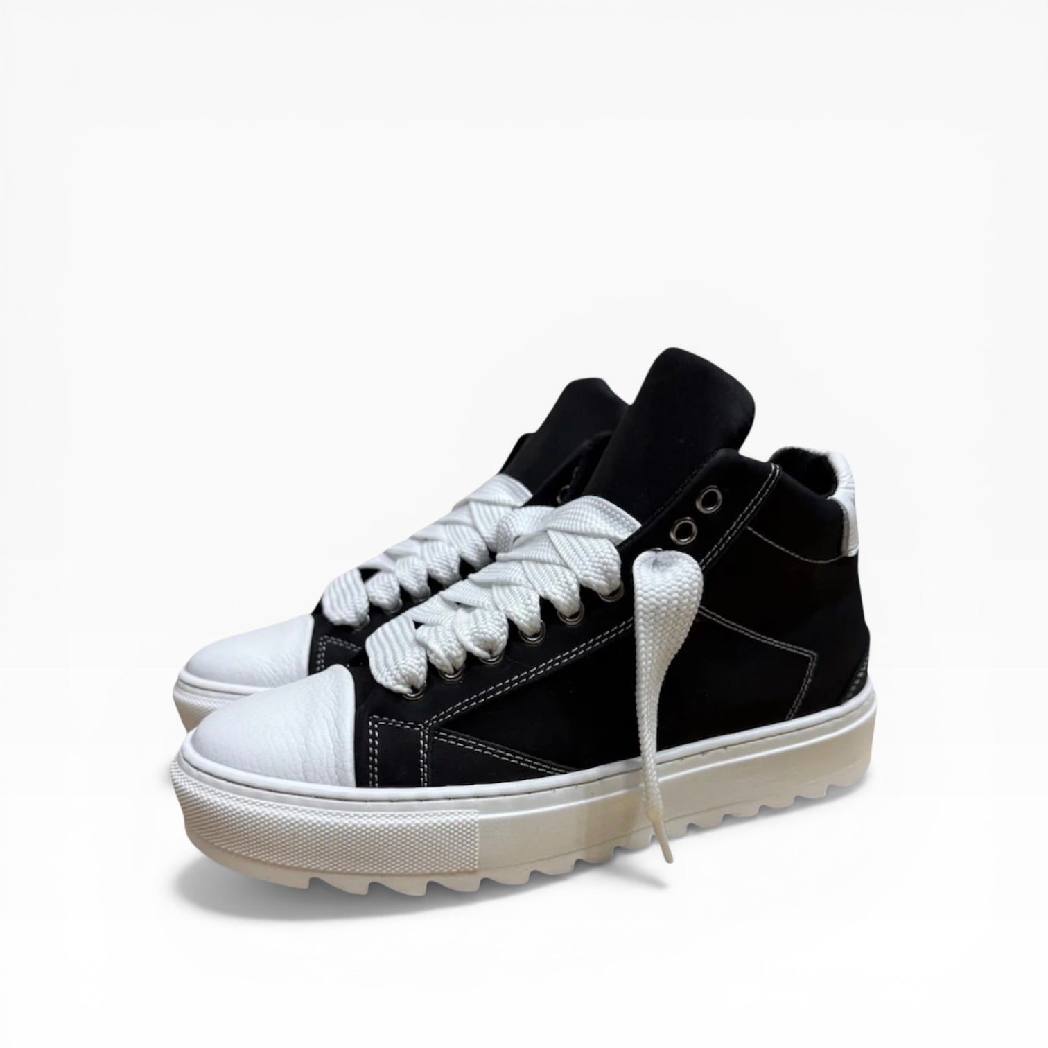 Sneakers Top MidCut in Nabuk Bianco e Nero