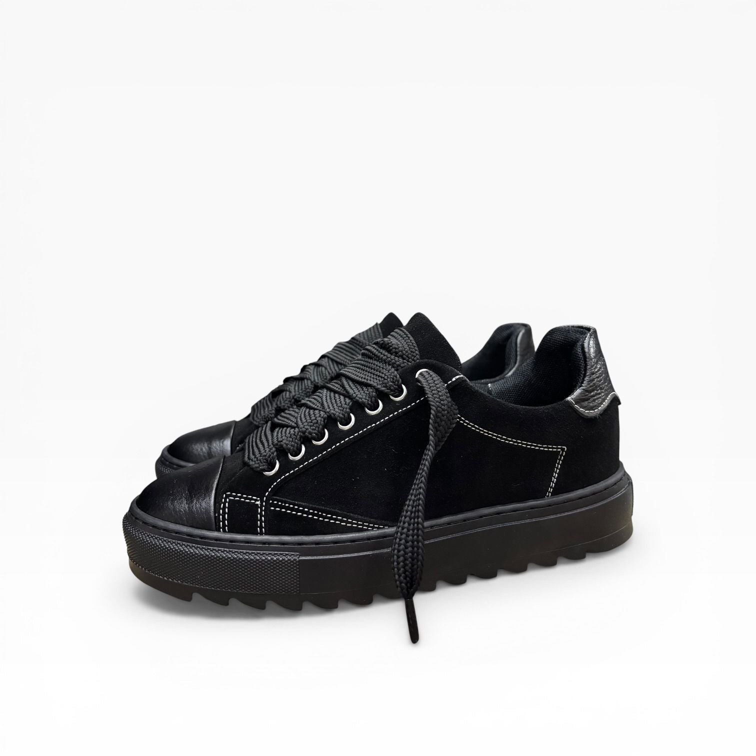 Sneakers Top in Camoscio Nero Immagine principale del prodotto
