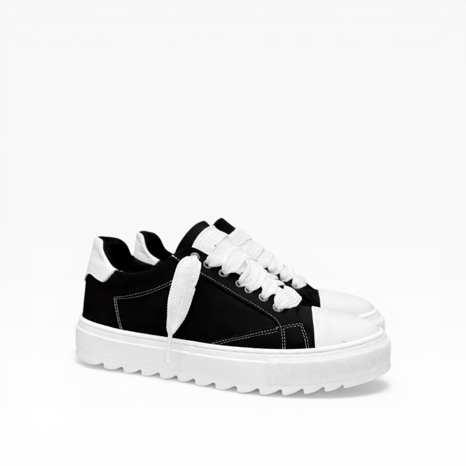 Sneakers Top in Nabuk Bianco e Nero